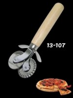: Цвет: https://vk.com/photo-163984774_457271521
Нож для пиццы 
 Цена 
 Нож для пиццы и теста. Отличный инструмент для нарезания порционных кусочков пиццы, пирога или теста. Нож для теста из высококачественной нержавеющей стали, что исключает окисление и гарантирует безопасный контакт с продуктами. 
 Ручка с отверстием для подвешивания удобно ложится в ладонь и не скользит. Имеет преимущество перед обычным кухонным ножом. Имеет высокую стойкость к износу, и прослужит Вам долгое время, не поржавеет и не деформируется