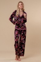 3235TCC Женская пижама (ДЛ.рукав+брюки): Цвет: 3235TCC
INDEFINI

Описание:
 Женская пижама c длинным рукавом и брюками. Женская пижама из вискозы черного цвета с цветочным принтом - идеальный выбор для комфортного и крепкого сна. Вискоза - натуральная ткань, которая обладает отличными дышащими свойствами и мягкостью на ощупь. Такая пижама отлично подойдет для вечернего отдыха дома и прогулок. Она обеспечит вам максимальный комфорт и приятные ощущения. Такая пижама станет идеальным подарком для вашей подруги, сестры или мамы.  Состав: 100% Вискоза