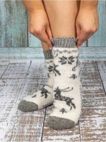 Носки женские N6R34-1: Состав: шерсть 70%, акрил 20%, п/а 10%
Торговая марка: Бабушкины носки_x000D_
_x000D_
Шерстяные женские носки с вывязанными снежинками и силуэтами оленей.