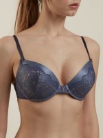 Бюстгальтер Satin TB1173: Торговая марка: Conte Lingerie_x000D_
_x000D_
Серия белья Satin выполнена из тончайшего эластичного кружева с металлизированной нитью и
эластичного шелковистого полотна с деликатным блеском. Торжественное звучание белью придает сияние люрекса, золотистая подвеска «С» и благородная цветовая гамма.
• push-up
• формованная чашка
• на каркасах
• боковые детали стана из двойного сетчатого полотна
• нижний срез обработан скрытым швом
• выразительное кружево с люрексом
• изящная металлическая подвеска «С»
• регулируемые бретели
• дополнительный объем для чувственного образа
• роскошное и соблазнительное белье.
Состав: полиамид 61%, полиэстер 23%, эластан 16%.