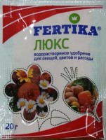 FERTIKA Люкс 20 грамм: Кемира Люкс - FERTIKA - водорастворимое удобрение для овощей, цветов и рассады. Способ применения. Содержимое одного пакета растворяется в 10 литрах воды и используется: для культур защищенного грунта один раз в неделю; для овощей и цветов открытого грунта один раз в две недели; для комнатных цветов летом при каждом поливе, зимой каждый 4-й раз. Для рассады содержимое одного пакета растворяется в 20 литрах воды и этим раствором рассада поливается один раз в неделю. Содержание питательных веществ (%): Азот общ. 16,0 . Калий 27,1 . Марганец 0,1. Азот амм. 7,9 . Железо 0,1 . Молибден 0,002. Азот нитр. 8,1 . Бор 0,02. Цинк 0,01. Фосфор 20,6 . Медь 0,01. Масса нетто 20гр (на 10л воды). Удобрение Фертика Люкс является полным аналогом Кемира Люкс!!! Фасовка 20г