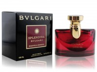 BVLGARI MAGNOLIA SENSUEL, Edp, 100 ml: Цвет: https://www.kosmetichca.ru/product/4894/
Magnolia Sensuel – изысканный и чувственный женский цветочно-цитрусовый парфюм, выпущенный в начале 2018 года известным итальянским ювелирным домом Bvlgari. Традиционно бренд кроме роскошных ювелирных украшений выпускает линейку парфюмов, которые являются своеобразным ароматическим отражением красоты загадочного мерцания драгоценных камней, оправленных в объятия благородных металлов. Это как последний штрих к образам тех, кто носить ювелирные изделия бренда. И, конечно же, каждый флакон парфюма от Bvlgari – это маленький ювелирный шедевр. На этот раз удивительный по форме продолговатый флакон с изящной золотистой шейкой и сдержанным по форме колпачком, окрашен в насыщенный вишневый цвет – страстный и сдержанный одновременно.Сложная и многогранная ароматическая композиция похожа на искрящийся игристый каскад цитрусовых нот, служащих фоном умопомрачительному ванильно-цитрусовому аромату сливочной магнолии. Легкие древесные и пряные акценты едва уловимыми тенями появляются на грани восприятия парфюма, придавая его звучанию особую глубину и загадочность, схожие с мерцанием драгоценного камня.