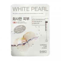 Тканевая маска DABO WHITE PEARL: Цвет: https://www.kosmetichca.ru/product/tkanevaya-maska-dabo-white-pearl-/
Тканевые маски Dabo разработаны для ежедневного применения. Ткань, вырезанная в форму, повторяющую очертания лица, пропитана активной сывороткой, которая в течении 15-20 мин пропитает вашу кожу и приведет ее в порядок. Достаточно положить на лицо маску и подержать 10–20 минут. Активная сыворотка за это время проникнет глубоко в слои дермы, и после окончания процедуры лицо будет выглядеть ухоженным и помолодевшим. Кроме того, тканевые маски можно использовать в любое время суток. Придает лицо фарфоровую гладкость и сияние, одновременно подтягивая и скульптурируя лицо, оказывает осветляющий эффект. Состоящая из большого количества натуральных компонентов эссенция, которой пропитана маска, обеспечит глубокое проникновение активных веществ в кожу, снимает раздражение, регулирует работу сальных желез, сужает поры, осветляет пигментацию, увлажняет кожу. Применение: Перед вскрытием упаковки рекомендуется взболтать его. На очищенную кожу нужно наложить пропитанную сывороткой ткань на 15-20 мин. По истечении времени убрать маску, не смывать лицо, а наоборот дать остаткам сыворотки впитаться. Маска рассчитана на одно использование. Объем 20 мл.