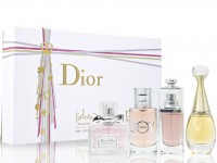 Подарочный набор Christian Dior, 4х30 ml: Цвет: https://www.kosmetichca.ru/product/podarochnyy-nabor-christian-dior-4kh30-ml/
CHRISTIAN DIOR J'adore Верхние ноты: Магнолия, Слива, Груша, Дыня, Персик, Мускатный орех, Иланг-иланг Средние ноты: Магнолия, Слива, Апельсин Базовые ноты: Ежевика, Слива Ароматные ноты открываются мускус, ваниль, сандал, кедр, фиалка, роза, ландыш, фрезия, груша, персик, дыня и бергамот. CHRISTIAN DIOR Miss Dior Верхние ноты: Бергамот, Мандарин Средние ноты: Персик, Дамасская роза, Пион, Абрикос Базовые ноты: Белый мускус Ароматическая композиция раскрывается нотами цитрусовых нот апельсина и мандарина.Средние ноты раскрываются цветочными нотами бархатисто-медовой дамасской розы и пиона с нотами сочного персика и абрикоса. CHRISTIAN DIOR Addict Верхние ноты: Бергамот Средние ноты: Белая фрезия, Ландыш Базовые ноты: Белый мускус Ароматные ноты бергамота, с цветочным сердце из нот ландыша и белой фрезии. Завершается аромат шлейфом, состоящим из соблазнительного белого мускуса. CHRISTIAN DIOR JOY Ноты:Сандал, Белый мускус, Цитрусы, Жасмин, Роза Joy - цветочно-мускусным ароматом для женщин. Лаконичная, идеально сбалансированная, композиция парфюма Christian Dior Joy изысканно сплетена из свежих искристых богатых цитрусовых оттенков, пьянящих насыщенных цветочных нот бархатисто-пряной медовой розы и страстного белого жасмина, элегантных древесных аккордов нежного сливочного сандала на теплом чувственном фоне драгоценного белого мускуса.