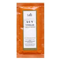 Lador Маска для волос в пробнике с яблочным уксусом / ACV Vinegar Treatment, 10 мл: Цвет: https://kristaller.pro/catalog/product/lador_maska_dlya_volos_v_probnike_s_yablochnym_uksusom_acv_vinegar_treatment_10_ml/
Штрих-код: 8809181932566
Артикул: 18789
Бренд: Lador
Бренд-код: 2566
Срок годности (мес.): 36
Страна бренда: Южная Корея
Страна изготовитель: Южная Корея
Объем: 10 мл
Кол-во в упаковке: 1 шт.
Температурный режим: Хранение и транспортировка при t не ниже 0°C
Наличие: В наличии
Lador ACV Vinegar Treatment, 10 мл Lador ACV Vinegar Treatment активно восстанавливает волосы и кожу головы, обеспечивая тщательное очищение не пересушивая и не нарушая естественный pH баланс. Маска придает волосам объем и блеск, делает их послушными, защищает от агрессивного воздействия внешних факторов. Средство воздействует на поврежденные волосы с разных сторон, обеспечивая максимальный оздоравливающий эффект. Эффективно очищает кожу головы, удаляет пыль, загрязнения и остатки косметических средств, устраняет неприятные ощущения и зуд, освежает и успокаивает. Поддерживает оптимальный гидро-липидный баланс, укрепляет защитные функции кожи и волос, нейтрализует агрессивное влияние проточной воды и факторов внешней среды. Маска восстанавливает и укрепляет структуру волоса, не допускает их сечения, смягчает и придает гладкость. Придает прикорневой объем, возвращает волосам здоровый вид. Активные ингредиенты Яблочный уксус глубоко очищает кожу головы, борется с перхотью и освежает. Способствует улучшению кровообращения и ускоряет рост волос, придает им сияние. Ферменты соевых бобов, омелы и корня императы цилиндрической укрепляет защитные функции волос, оберегают от агрессивного внешнего воздействия, восстанавливают и увлажняют. Масло оливы глубоко питает волосы, делает их гладкими, шелковистыми и послушными. Экстракт чайного дерева оказывает антибактериальный обеззараживающий эффект, глубоко оздоравливает кожу головы. Останавливает воспалительные процессы, снижает раздражения. Экстракт розмарина увлажняет сухие и ломкие пряди, препятствует ослаблению и выпадению волос. Стимулирует образование новых волосяных фолликул, устраняет перхоть и борется с ранней сединой. Способ применения После мытья волос промокните их полотенцем. Нанесите маску по всей длине волос. Аккуратно помассируйте голову, чтобы питательные вещества маски впитались в волосы, через 10-15 минут тщательно ополосните волосы теплой водой. Состав Extract, Kiwi Extract, Lemon Extract, Baobab Seed Extract, 1,2-hexanediol, Camellia seed Oil, Grape seed Oil, Argan Kernel Oil, Glycerylstearate ESUI, Stearymonium chloride, Behentrymonium chloride, aminopropyldimetikone, Oil palm oil, Amodimetikone, cetrimonium chloride, Trides-12, Isopropyl alcohol, phenoxyethanol, hydrolyzed collagen, hydrolyzed keratin, hydrogenated redecitin, ceramide ENPI, lactic acid, Dysodium Dithiae, Flavoring.