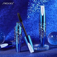 Тушь для ресниц Shedoes Volume Mascara: Цвет: https://www.kosmetichca.ru/product/tush-dlya-resnits-shedoes-volume-mascara/
Подкручивающая тушь имеет своей целью загнуть и подкрутить реснички, чтобы как можно шире открыть глаз и придать взгляду особый шарм. Подкручивание достигается благодаря содержанию в туши кератина и смол, которые при подсыхании немного стягивают ресницы. Кроме того, подкручивающая тушь характеризуется наличием во флаконе изогнутой щеточки с разными по длине щетинками. Такая щеточка играет не последнюю роль в придании ресницам желаемого изгиба.