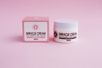 Отбеливающий крем Giinsu Miracle Cream The Health Care, 50 g: Цвет: https://www.kosmetichca.ru/product/otbelivayushchiy-krem-giinsu-miracle-cream-the-health-care-50-g/
Отбеливающий корейский крем для лица Miracle Cream Whitening (осветляющий корейский крем) отлично справляется с пигментацией кожи различного рода. Она возникает под воздействием солнца, из за возрастных изменений, а также как последствие акне. Чтобы тон кожи был равномерным, а сам эпидермис светлым, свежим и сияющим, попробуйте чудесный осветляющий крем Miracle Cream Whitening Благодаря отбеливающему крему можно будет добиться следующих результатов: избавиться от сезонной и возрастной пигментации кожи; выровнять тон поверхности лица; надолго забыть о веснушках; осветлить кожу и придать ей красивый, одинаковый оттенок. Помимо вышеперечисленных свойств такой препарат эффективно справляется с мелкими визуальными проблемами и недостатками лица. В итоге коже становится чистой, свежей и молодой.