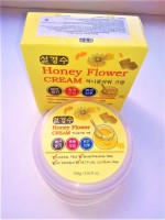 Крем для лица Honey Flower Cream 100g: Цвет: https://www.kosmetichca.ru/product/krem-dlya-litsa-honey-flower-cream-100g/
Крем, который наполнит кожу жизненной силой, сделает гладкой и шелковистой. Активные компоненты крема увлажняют кожу, устраняют сухость и шелушения, способствуют осветлению пигментации и разглаживанию морщин. Мёд в составе крема – настоящее спасение для сухой и вялой кожи, оказывает выраженное гигроскопическое действие и при контакте с сухой кожей мгновенно переносит влагу в эпидермис. Мед улучшает эластичность кожи, делает ее гладкой, способствует заживлению. Картинка может отличаться.