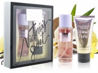 Подарочный набор Victoria's Secret Velvet Petals Мист+Лосьон 100+100 ml: Цвет: https://www.kosmetichca.ru/product/podarochnyy-nabor-victoria-s-secret-velvet-petals-mist-loson-100-100-ml/
В набор входит Спрей-мист и Лосьон для тела Спрей-мистокутывает кожу лёгким и нежным ароматом. Боди-мисты Victoria's Secret стали незаменимыми помощниками в летнюю жару, когда хочется освежиться, обновить аромат в течение дня. Средство не оставляет следов на одежде, быстро улетучиваясь – никакой липкости или тяжести. В состав миста входит компоненты, которые бережно ухаживающий за кожей, оказывают успокаивающее и смягчающее действие. Аромат не надоедает и не оставляет после себя тяжёлый шлейф. Лосьон для тела. Лосьон следует наносить только на очищенную кожу. Порадуйте свое тело роскошью ароматного увлажнения с лосьоном для тела от Victoria's Secret. Быстро впитывающаяся формула содержит питательный экстракт алоэ, винограда и овса, плюс витамины-антиоксиданты Е и С. После использования лосьона Ваша кожа - шелковистая и наполненная влагой. Откройте для себя секрет обольщения от Victoria's Secret.