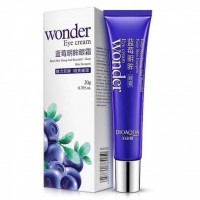 Крем для кожи вокруг глаз с экстрактом черники Bioaqua Wonder Eye Cream 20g: Цвет: https://www.kosmetichca.ru/product/krem-dlya-kozhi-vokrug-glaz-s-ekstraktom-cherniki-bioaqua-wonder-eye-cream-20g/
Крем для век с черникой Bioaqua Wonder Eye Cream деликатно увлажняет чувствительную кожу вокруг глаз и предотвращает потерю влаги. Повышает эластичность и упругость кожи, оказывает отбеливающий эффект. При регулярном использовании черничного крема для глаз кожа в периорбитальной области становится более нежной, а взгляд выглядит моложе. Сокращаются мимические морщины, уменьшаются темные круги под глазами, припухлости и мешки. Крем поставляется в компактном синем тюбике (20 г), упакованном в картонную коробку. Носик тюбика удлинен, что облегчает нанесение крема и сокращает его расход. Консистенция крема легкая и нежная, он равномерно распределяется на нужных участках и не оставляет ощущения стянутости после впитывания. Главные достоинства крема для области вокруг глаз от Биоаква: Питает и витаминизирует кожу век. Экстракт черники содержит природные антиоксидантны и множество ценных витаминов (витамины группы В, Р, РР, С, А, янтарную, яблочную, лимонную и хинную кислоты, пектины, фитонциды, сахара и спирты, а также натрий, кальций, магний, железо, марганец, фосфор, хром, селен, кобальт). Антиоксиданты ускоряют обновление клеток кожи, разглаживая морщины и замедляя старение. Биологически активные вещества интенсивно ухаживают за кожей, помогая ей оставаться молодой и свежей. Оказывает отбеливающее действие и защищает. Экстракт авокадо в составе крема интенсивно питает кожу полезными микроэлементами, а глицерин быстро смягчает. Экстракт овса выравнивает тон кожи и подтягивает ее, трегалоза активизирует защитные функции клеток, помогая коже век лучше сопротивляться негативному воздействию окружающей среды. Устраняет отёчность и темные круги. Соединение свойств масла ши (карите) и экстракта черники особенно полезно для глаз, склонных к отечности. Работая комплексно, эти активные вещества укрепляют стенки капилляров, благодаря чему кожа вокруг глаз становится эластичнее, а темные круги осветляются. Применение: Применяйте черничный крем ежедневно, утром и вечером. Нанесите крем на очищенную кожу вокруг глаз и вбейте в кожу аккуратными похлопывающими движениями до полного впитывания.