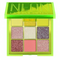 Палетка теней Huda Beauty Neon Green Obsessions: Цвет: https://www.kosmetichca.ru/product/paletka-teney-huda-beauty-neon-green-obsessions/
Huda Beauty Neon Obsession Palettes в ярких неоновых тонах включат в себя по 9 супер-пигментированных и ультра-смешивающихся оттенков с разными финишами. От смелых и кремовых матовых оттенков до супер-отражающих мерцающих и глиттерных дуохромов с синим переливом, который усиливает неоновый эффект. Упакованы палетки в пластиковые неоновые футляры.