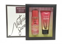 Подарочный набор Victoria's Secret Temptation Мист+Лосьон 100+100 ml: Цвет: https://www.kosmetichca.ru/product/podarochnyy-nabor-victoria-s-secret-temptation-mist-loson-100-100-ml/
В набор входит Спрей-мист и Лосьон для тела Спрей-мистокутывает кожу лёгким и нежным ароматом. Боди-мисты Victoria's Secret стали незаменимыми помощниками в летнюю жару, когда хочется освежиться, обновить аромат в течение дня. Средство не оставляет следов на одежде, быстро улетучиваясь – никакой липкости или тяжести. В состав миста входит компоненты, которые бережно ухаживающий за кожей, оказывают успокаивающее и смягчающее действие. Аромат не надоедает и не оставляет после себя тяжёлый шлейф. Лосьон для тела. Лосьон следует наносить только на очищенную кожу. Порадуйте свое тело роскошью ароматного увлажнения с лосьоном для тела от Victoria's Secret. Быстро впитывающаяся формула содержит питательный экстракт алоэ, винограда и овса, плюс витамины-антиоксиданты Е и С. После использования лосьона Ваша кожа - шелковистая и наполненная влагой. Откройте для себя секрет обольщения от Victoria's Secret.