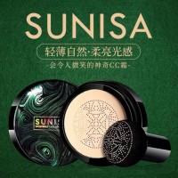 Кушон для лица Sunisa Water Beauty And Air Pad CC Cream: Цвет: https://www.kosmetichca.ru/product/kushon-dlya-litsa-sunisa-water-beauty-and-air-pad-cc-cream/
Кушон SUNISA натуральный бежевый - водостойкое воздухопроницаемое тональное средство, которое обладает великолепным маскирующим действием. Оно скрывает покраснения, несовершенства и пигментные пятна, выравнивает лицо, разглаживая неглубокие морщинки, придает коже мягкое сияние, не создавая эффекта маски. Микром пигменты, которые входят в состав кушона, рассеивают свет, поэтому цвет лица выглядит естественным и здоровым. Тональная основа не только маскирует недостатки, но и ухаживает за кожей: питает и смягчает ее, поддерживает оптимальный уровень увлажненности в течение всего дня и контролирует работу сальных желез, предотвращая появление жирного блеска. Кушон можно спокойно использовать летом: благодаря легкой текстуре и продуманному способу нанесения тон не потечет, не скатается и не забьется в поры