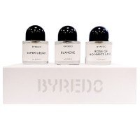 Подарочный набор Byredo Eau De Parfum 3х30 ml: Цвет: https://www.kosmetichca.ru/product/podarochnyy-nabor-byredo-eau-de-parfum-3kh30-ml/
В подарочный набор Byredo входят 3 парфюмерные композиции: Byredo Super Cedar Eau De Parfum 30 ml. Группы: Древесные Верхние ноты: Роза Средние ноты: Кедр из Вирджинии Базовые ноты: Ветивер, Мускус. Super Cedar – глубокий, теплый и очень комфортный, мужской древесный парфюм. Вдохновением для создания композиции послужили могучие вирджинские кедры. Byredo Blanche Eau De Parfum 30 ml. Группы: Альдегидные, Цветочные Верхние ноты: Роза, Розовый перец, Альдегиды Средние ноты: Апельсин, Пион, Фиалка Базовые ноты: Древесные ноты, Мускус. Простой и элегантный аромат для женщин Byredo Parfums Blanche привлекает индивидуальным характером. Byredo Rose Of No Man`s Land Eau De Parfum 30 ml. Группы: Цветочные Верхние ноты: Турецкая роза, Розовый перец Средние ноты: Цветок малины, Турецкая роза Базовые ноты: Белая амбра, Папирус. Цветочный парфюм Rose of No Man’s Land посвящен отважным медсестрам, работавшим в Первую мировую.