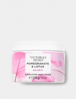 Скраб для тела Victoria's Secret Pomegranate & Lotus 368g: Цвет: https://www.kosmetichca.ru/product/skrab-dlya-tela-victoria-s-secret-pomegranate-lotus-368g/
Скраб для тела на пудровой основе с экстрактом омолаживающего граната и лотоса- Глубокая очистка и увлажнение кожи- Тип аромата: свежий аромат, фруктово-цветочный- Нотки аромата: омолаживающий гранат и лотос- В состав входит измельченная скорлупа грецкого ореха, масло Ши и кокосовое молочко - увлажнение кожи 24часа- Протестировано и одобрено дерматологами- Подходит для ежедневного использования Лайфхак по применению: Необходимо очищающий скраб нанести на кожу и мягко помассировать, для полной пропитки кожи - чтобы активировать нежное пенообразующее действие. Через 10-15 минуток смойте пенку и вы получите чистую, безупречно гладкую кожу.