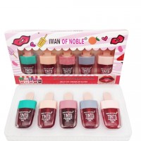 Тинты для губ Iman Of Noble Jelly Ice Cream Lip Gloss 5 шт.: Цвет: https://www.kosmetichca.ru/product/tinty-dlya-gub-iman-of-noble-jelly-ice-cream-lip-gloss-5-sht/
Увлажняющий гелевый тинт для губ в милой упаковке в виде маленького мороженого, обладает нежной, тающей на губах, текстурой и потрясающим оттенком, который заметно освежает лицо и придает ему яркость и выразительность. Входящий в состав тинта ягодный комплекс ухаживает за нежной кожей губ, увлажняя и насыщая ее необходимыми минералами и витаминами.