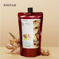 Маска для волос с имбирем Jomtam Silky Supple Hair Film 400ml: Цвет: https://www.kosmetichca.ru/product/maska-dlya-volos-s-imbirem-jomtam-silky-supple-hair-film-400ml/
Маска для волос с имбирем JOMTAM быстро восстанавливает и нормализует жизнеспособность волосяной луковицы, заметно улучшает структуру ослабленных, ломких и поврежденных волос, стимулирует их рост, защищает волосы от вредного воздействия окружающей среды и солнца, подходит для всех типов волос. Имбирь для волос очень полезен прежде всего из-за витаминов, входящих в его состав. Витамины А, В1, В2, С, соли магния, натрий, кальций, фосфор, железо. Одних только эфирных масел в нем содержится до 3%. Эфирное масло из имбиря прекрасно стимулирует рост волос, очищает жирную кожу головы, улучшает обменные процессы в клетках. Имбирная маска нормализует сальность волос, одновременно питая их, делает волосы блестящими, улучшает кровообращение головы, стимулирует рост волос. Препятствует выпадению волос, усиливая кровоснабжение и активизируя обменные процессы. Маска из имбиря сделает ваши волосы блестящими и гладкими.