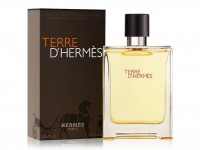 Hermes Terre Hermes, Edt, 100 ml: Цвет: https://www.kosmetichca.ru/product/5242/
Terre d'Hermes – аромат для мужчин от одного из самых старейших мировых парижских домов Hermes, который вот уже долгие годы остается законодателем высокой моды. Продукция Hermes уже давно стала признаком состоятельного и респектабельного человека. Terre d'Hermes был выпущен в 2006 году и вошел в семейство ароматов древесные пряные. Автор букета – парфюмер Jean-Claude Ellena. Неповторимый колорит Средиземноморья композиции придают аккорды цитрусов, древесины. Зеленые оттенки герани, живого ветивера и теплых пряно-древесных тонов пачули, делают букет оригинальным и притягательным. Композиция соединила в себе ноты грейпфрута, апельсина, кремня, черного перца, розового перца, герани, пачули, кедра, ветивера и бензоина.