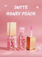 Тинт для губ OMGA Sweet Honey Peach Nourish Lip Tint 2.5 g: Цвет: https://www.kosmetichca.ru/product/tint-dlya-gub-omga-sweet-honey-peach-nourish-lip-tint-25-g/
Тинт для губ OMGA Sweet Honey Peach придаст губам сочный глянцевый блеск, и не смоется даже после соприкасания с водой. Кремовая, нелипкая текстура позволит с комфортом носить макияж и чувствовать себя уверенно в любое время В тюбике бальзам прозрачный, сразу после нанесения также не имеет цвета, но буквально через минуту начинает проявляться пигмент Технология распознавания цвета адаптирует средство под PH-регуляторы кожи, усиливая естественный оттенок Легко наносится и распределяется Держится более 9 часов. Увлажняющая формула содержит витамин Е и пчелиный воск, не только избегает сухости губ не давая им потрескаться, но также активизирует процесс регенерации и в течение дня заживляет раны. Имеет приятный сладкий запах. Можно использовать как тени для век, кремовые румяна или блеск для губ Маска блеск lip tints масло оттеночный жидкий нюд помада суперстойкая гигиеническая увеличивающая. Наносите макияж в любом месте: компактный тюбик поместится в кармане, сумочке и даже в кошельке.