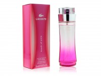 Touch Of Pink Lacoste, Edt, 90 ml: Цвет: https://www.kosmetichca.ru/product/5088/
Touch of Pink от парфюмерного бренда Lacoste - это загадочный, чувственный и игристый аромат для женщин, который выпустили в 2004 году. Парфюмером этого цветочно-фруктового шедевра является Domitille Michalon. Представительницы прекрасного пола, окутанные ореолом сияющей женственности – вот для кого создан этот мягкий и романтический парфюм под названием Touch of Pink от Lacoste. Этот свежий цветочный аромат способен пробудить чувства и создать атмосферу радости. В каждой ноте парфюма чувствуется легкость и нежность. Верхние ноты ароматной композиции представлены апельсином, кориандром, персиком и кардамоном. Ноты сердца состоят из аккордов семян моркови, кориандра, жасмина, листа фиалки и кардамона. Базовые ноты звучат в виде сандалового дерева, ванили, а также мускуса.