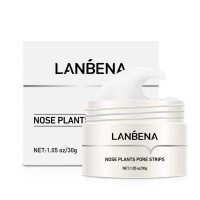 Очищающая маска от чёрных точек Lanbena Nose Plants Pore Strips 30g: Цвет: https://www.kosmetichca.ru/product/ochishchayushchaya-maska-ot-chyornykh-tochek-lanbena-nose-plants-pore-strips-30g/
Маска LanBeNa работает по принципу очищающих полосок для носа. Пока состав находится на лице, активные компоненты оказывают увлажняющий, противовоспалительный и успокаивающий эффект. Бумажная салфетка, которая входит в комплект, плотно прилипает к поверхности кожи. При снятии на ее поверхности остаются отмершие клетки эпидермиса, поверхностные загрязнения и головки сальных пробок. Чтобы понять действие Nose Plants Pore Strips, следует посмотреть на картинку (ниже). Маска может убрать только верхнюю часть субстанции, которая отмечена темно-коричневым цветом (черная точка). «Вытянуть» скопления кожного сала из глубины дермы с помощью косметического продукта не получится. Применение В использование «Маска от черных точек Lanbena» проста, если соблюдать определенные правила нанесения маски. Необходимо выполнить несколько этапов: Тщательно очистить лицо с помощью геля или пенки для умывания. На сухую кожу проблемных участков нанести белую маску, распределить тонким слоем. Сразу же, пока состав не высох, приложить салфетки (идут вместе с маской), аккуратно придавить и разгладить. Подождать 10 минут до высыхания. Снять бумажные стикеры, двигаясь от краев к центру. Смыть остатки маски холодной водой. При сильно загрязненных порах средство используют ежедневно (до 10 дней).