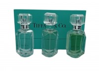 Подарочный набор Tiffany & Co, Edp, 3x30 ml: Цвет: https://www.kosmetichca.ru/product/podarochnyy-nabor-tiffany-co-edp-3x30-ml/
Подарочный набор содержит 3 популярнейших аромата бренда Tiffany : Tiffany &amp; Co. 30 ml. - нежный и невероятно женственный цветочный парфюм. Ноты: Пачули, Бергамот, Роза, Лимон, Персик, Черная смородина, Мандарин, Мускус, Ирис. Tiffany &amp; Co. Intense 30 ml. - весенний цветочно-восточный аромат. Ноты: Амбра, Бензоин, Мандарин, Мускус, Ирис, Розовый перец. Tiffany &amp; Co. Sheer 30 ml. - сияющая композиция. Ноты: Ирис, Черная смородина, Иланг-иланг, Роза