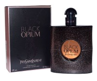 Yves Saint Laurent Black Opium, Edt, 90 ml: Цвет: https://www.kosmetichca.ru/product/5028/
Black Opium Eau de Toilette – обольстительный и теплый цветочно-фруктовый женский парфюм с изысканными ароматическими акцентами, выпущенный в 2015 году популярным модным домом Yves Saint Laurent. Аромат является более легкой, воздушной версией выходившего в 2014 году парфюма «Black Opium». Для нового смеси «Черного опиума» Ив Сен-Лоран выбрал смесь терпких ноток черной смородины и аромата сочной медовой груши, присоединив к ним освежающие ноты цитрусовых и легкую цитрусовую горечь цедры зеленого мандарина. Терпковатый жасмин, душистый зеленый чай и медово-пряный апельсиновый цвет звучат в сердце композиции в обрамлении бархатистого аромата кофе. По мере приближения к финальному аккорду запах кофейных зерен смешивается со сливочными акцентами белого мускуса и смесью запахов белой древесины, превращая цветочный кофе оригинального Black Opium в более легкий и зеленый кофе новой версии парфюма. Общий дизайн флакона остается неизменным, за исключением акцентов розового золота, появившегося в его оформлении.
