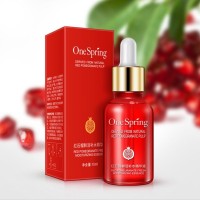 Сыворотка для лица с гранатом и гиалуроновой кислотой One Spring Red Pomegranate Fresh Moisturizing Essence 15 ml: Цвет: https://www.kosmetichca.ru/product/syvorotka-dlya-litsa-s-granatom-i-gialuronovoy-kislotoy-one-spring-red-pomegranate-fresh-moisturizing-essence-15-ml/
Омолаживающая сыворотка One Spring Red Promenade с гиалуроновой кислотой и гранатом предназначена для склонной к жирному блеску кожи. Растительные компоненты состава помогают устранять повышенное выделение себума, сужают поры, устраняют жирный блеск и воспаления. Сыворотка используется на заключительном этапе ухода за кожей, перед нанесением дневного или ночного крема, после лосьона. Комплексный уход, состоящий из качественных косметических продуктов, существенно улучшает состояние кожи. Преимущества сыворотки: Легкая текстура. Средство не оставляет следов на коже, не создает липкую пленку, быстро впитывается. Сбалансированный состав. Гиалуроновая кислота и масло граната, содержащий целый комплекс витаминов, оказывают на кожу благотворное воздействие. Направленное действие. Сыворотка подтягивает кожу, делает ее более упругой, эластичной, стимулирует процесс регенерации клеток. Высокая концентрация активных веществ. Благодаря тому, что масло граната содержит фолиевую кислоту и антиоксидантный комплекс, оно положительно воздействует на защитный барьер кожи, укрепляя его и способствуя поддержанию здоровья эпидермиса. Сыворотка не только устраняет жирный блеск, но и борется с воспалениями, черными точками, отбеливает кожу. Она может использоваться в качестве одного из средств комплексного ухода за увядающей жирной кожей: гиалуроновая кислота в составе сыворотки предупреждает появление первых признаков старения, а масло граната борется с повышенной выработкой себума, комедонами, прыщиками и расширенными порами. Применение: Сыворотка OneSpring — эффективное средство в удобном флаконе. Высокое содержание активных веществ позволяет использовать минимальное количество продукта. Наносить сыворотку следует после очищения кожи пенкой и использования тонера. Для лица, шеи и зоны декольте достаточно 3-4 капель средства, которые следует аккуратно распределить по коже и оставить до полного впитывания. У сыворотки слегка маслянистая текстура, она моментально впитывается и не оставляет жирного блеска на коже. Курс использования сыворотки составляет от 3 недель до 1,5 месяцев, после чего следует сделать перерыв и повторить курс через 2-3 месяца. Такой подход даст наибольший эффект. В перерыве рекомендуется использовать сыворотку с другим активным компонентом.