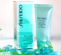 Пилинг для лица Shiseido Green Tea 60мл: Цвет: https://www.kosmetichca.ru/product/piling-dlya-litsa-shiseido-green-tea-60ml/
Пилинг ShiSeido Green Tea – это средство, помогающее достичь идеально чистой, гладкой и ровной кожи. Отшелушивающий пилинг обеспечивает необходимое кожному покрову очищение, улучшает его внешний вид и повышает жизненную силу. Кроме того, это средство отлично освежает и тонизирует эпидермис, придает ему ощущение комфорта и бархатистость. Деликатно удаляет поверхностные загрязнения, смягчая и увлажняя кожу. Способствует выводу шлаков и токсинов. Стимулирует клеточную регенерацию тканей. Улучшает цвет лица и выравнивает текстуру кожи. В состав входит экстракт зеленого чая, витамины, глицерин, очищенная вода, калий, жирные кислоты и т.п. Особенно рекомендуется применять средство при увядающей, теряющей тонус коже, склонной к образованию возрастных пигментных пятен. Пилинг Shiseido Green Tea не только омолаживает поверхностный слой эпидермиса, способствует его активной регенерации, но и отбеливает и смягчает кожу. Пилинг не содержит мелких абразивных частиц, а только мягкие фруктовые кислоты. Это качество позволяет ему бережно воздействовать на кожу любого типа, не вызывая раздражения. Приминение: Средство наносится на лицо круговыми движениями, избегая области вокруг глаз и рта. Для этого можно использовать кисть или спонж. Движения должны быть плавными и легкими. Проводить процедуру стоит два раза в неделю. Для чувствительной кожи можно увеличить интервал между сеансами, а после пилинга дополнительно увлажнить кожу кремом.