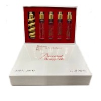 Подарочный набор Maison Francis Kurkdjian Baccarat Rouge 540 5х12 мл: Цвет: https://www.kosmetichca.ru/product/podarochnyy-nabor-maison-francis-kurkdjian-baccarat-rouge-540-5kh12-ml/
Нишевая французская линия роскошных ароматов Maison Francis Kurkdjian в сотрудничестве с брендом Baccarat выпустила новые духи унисекс под названием Baccarat Rouge 540. Таинственный и насыщенный, стильный и колоритный аромат парфюмера Фрэнсиса Куркджяна (Francis Kurkdjian) вышел в двух вариантах – в стандартном оформлении бренда Maison Francis Kurkdjian, а также в великолепном хрустальном флаконе дома Baccarat с вкраплением 24-х каратного золота при температуре 540 градусов, обрамленный в роскошную красную упаковку.Богатая и многогранная композиция Baccarat Rouge 540 Maison Francis Kurkdjian характеризуется как очень чувственный, глубокий и светлый амбровый цветочно-древесный парфюм. Основными нотами новинки являются сочетание цветов жасмина и экзотического пряного шафрана, которые окружают объемные минеральные янтарные ноты теплой амбры, а также умеренные освежающие бальзамические аккорды пихтового бальзама с легким ореолом зелени, дополненным древесными ароматами кедра. Сливаясь с кожей этот прекрасный парфюм рождает неповторимый аромат, который раскрывает настоящую магию чувств.Верхние ноты: Жасмин, красный грейпфрут, шафран;Средние ноты: Кедр, АмбраБазовые ноты: Смола ели и Белый кедр.