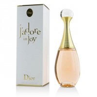 Christian Dior J'adore in Joy, Edp, 100 ml: Цвет: https://www.kosmetichca.ru/product/4985/
Удивительный цветочный коктейль J’adore in Joy ничуть не портит соленый привкус – напротив, благодаря ему, волшебный букет из белых цветов становится ярким и выразительным, словно источая радость жизни. Впечатление, что благоухание живет, искрится и переливается, усиливается оптическим эффектом: такие знакомые очертания флакончика стали более изящными и вызывают подлинные приятные тактильные ощущения. Вогнутое, словно призма, преломляет лучи света, создавая полное ощущение, что золотисто-персиковая жидкость находится в постоянном движении и источает сияющие флюиды радости и счастья. Секрет прост и сложен одновременно. Франсуа Демаши, парфюмер знаменитой компании Dior, воспроизвел тот уникально нежный фиалковый аромат, присущий «соляному цветку» - хрупким кристаллам соли необычной формы из Гренады. В сочетании с чувственными нотками иланг-иланга, жасмина самбак, туберозы и нероли этот акцент дарит полное ощущение сока необыкновенно вкусного, свежего и пахучего фрукта на губах.