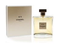 Chanel №5 Paris Chanel, Edp, 100 ml: Цвет: https://www.kosmetichca.ru/product/4981/
Chanel N°5 Chanel - это женский аромат, принадлежащий к группе цветочных альдегидных ароматов. Данный аромат был составлен парфюмером Ernest Beaux и выпущен брендом Chanel в 1921 году. В верхних нотах духов находятся ароматы альдегидов, нероли, иланг-иланга, бергамота и лимона. В сердце духов заложены ноты ириса, корня ириса, жасмина, ландыша и розы. Ноты амбры, сандалового дерева, пачули, мускуса, циветта, ванили, дубового мха и ветивера являются базовыми. Chanel N°5 давно уже стали всемирно известными и являются символом хорошего вкуса. В данный момент они добились звания самых продаваемых духов в мире.