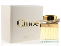 Chloe Absolu de Parfum, Edp, 75 ml: Цвет: https://www.kosmetichca.ru/product/4960/
В честь десятилетнего юбилея классического аромата Chloe выходит в свет новая уникальная вариация – Absolu de Parfum – соблазнительный аромат, который подчеркивает изящество парфюмерной классики Chloe. Насыщенный, древесный, ярко-выраженный цветочный аромат представляет собой более изысканную интерпретацию, но столь же узнаваемую, как и оригинал. Насыщенность и глубина дамасской розы, присутствующей и в классической композиции, усилена абсолю розы столистной, собранной во французском Грасе. Абсолю ванили дополняет аромат и придает ему бархатную нежность, а нота пачули - неповторимый характер. Классический аромат Chloe приобрел невиданное очарование.Стойкость 5 часов.