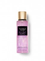 Спрей парфюмированный для тела мерцающий Victoria's Secret Love Spell 250 ml: Цвет: https://www.kosmetichca.ru/product/sprey-parfyumirovannyy-dlya-tela-mertsayushchiy-victoria-s-secret-love-spell-250-ml/
Мерцающий парфюмированный спрей - мист для тела Love Spell. Блеск и сияние в любое время года. Парфюмированный спрей для тела с блестками подарит вашей коже деликатное мерцание. Дополните вашу коллекцию ароматов. Стильные флаконы и невероятные ароматы не позволят вам остановиться только на одном. Продлите стойкость аромату, добавьте еще больше блесток и подарите вашей коже увлажнение вместе с мерцающим молочком для тела Love Spell. Аромат: Вишневый цвет. Свежий персик. Невозможно сопротивляться Объем: 250 мл