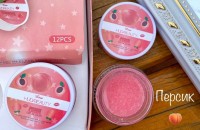 Скраб для губ LOVE HUDA BEAUTY Lip Scrub персик 15гр: Цвет: https://www.kosmetichca.ru/product/skrab-dlya-gub-love-huda-beauty-lip-scrub-persik-15gr/
Легендарный скраб для губ LOVEHUDABEAUTY Lip Scrub на основе сахара нежно отшелушивает и подготавливает ваши губы к нанесению помады, удаляя ороговевшие частички кожи, устраняя сухость. Увлажняет, смягчает и очищает кожу губ. Совет перед использованием любой помады: отшелушите губы с помощью скраба LOVEHUDABEAUTY Lip Scrub ваши губы, а затем наносите помаду. Она будет держаться часами и переживет даже страстные поцелуи!