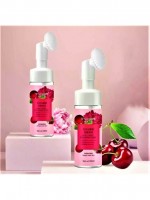 Пенка для умывания с экстрактом вишни и пиона Sersanlove Peony Cherry Cleansing Foam 120мл: Цвет: https://www.kosmetichca.ru/product/penka-dlya-umyvaniya-s-ekstraktom-vishni-i-piona-sersanlove-peony-cherry-cleansing-foam-120ml/
Пенка для умывания с экстрактом вишни и пиона бережно очищает кожу от загрязнений, косметики и кожного жира. Средство глубоко проникает в поры, растворяя жирные пробки, которые воспаляясь приводят к появлению прыщей и чёрных точек. После умывания появляются ощущения стерильно чистой кожи, и она начинает «дышать». Помимо очищающей функции, данное средство обладает увлажняющим и отбеливающим эффектами, способствует притоку крови, сужает поры, размягчает и удаляет отмершие эпителиальные клетки, тонизирует кожу.