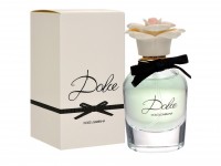 Dolce & Gabbana Dolce, Edt, 75 ml: Цвет: https://www.kosmetichca.ru/product/5072/
Выпущенный в 2014 году Dolce от марки Dolce &amp; Gabbana классифицируется как женский аромат и принадлежит семейству Цветочные. Dolce входит в коллекцию Dolce.Цветок папайи и Нероли образуют стартовый аккорд композиции, в сердце ─ Амариллис, Нарцисс и Кувшинка (водяная лилия); базу составляют Кашмеран и Мускус.Этот нежный белоцветочный аромат отражает любовь Доменико Дольче к Сицилии и ее традициям, тому, как ценности одного поколения переходят к другому. Неслучайно флакон Dolce напоминает винтажный: крышечка в виде цветка повторяет формы фигурок из марципана, которые делают кондитеры от Палермо до Сиракуз, а бант из черной корсажной ленты — отсылка к первым коллекциям Dolce &amp; Gabbana. Начертание имени аромата тоже имеет особую связь с домом: она повторяет подпись Доменико Дольче. Во время запуска аромата в 2014 году его лицом стала канадская модель Кейт Кинг, но в начале 2018-го на снимках Виктора Демаршелье ее сменила сицилийка Джулия Маэнца.