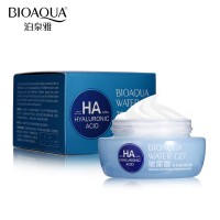 Увлажняющий крем с гиалуроновой кислотой Bioaqua HA 50g.: Цвет: https://www.kosmetichca.ru/product/uvlazhnyayushchiy-krem-s-gialuronovoy-kislotoy-bioaqua-ha-/
Увлажняющий крем с гиалуроновой кислотой Bioaqua предназначен для профилактики возрастных изменений-появления морщин, тусклого цвета лица, потери упругости. Крем содержит синтезированную гиалуроновую кислоту, известную своей способностью притягивать и удерживать в клетках кожи молекулы воды. Красивая и удобная упаковка в голубых тонах подчеркивает главное предназначение средства -насыщение кожи влагой. Крем имеет приятную тающую текстуру, быстро впитывается, не оставляя жирного блеска. Результат его применения вы заметите сразу же: кожа станет более увлажненной, подтянутой, через несколько недель исчезнут неглубокие морщины, повысится упругость эпидермиса.