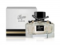 Gucci Flora By Gucci, Edt, 75 ml: Цвет: https://www.kosmetichca.ru/product/5058/
Flora by Gucci – женский аромат от знаменитого дома моды Gucci, который является одним из самых престижных, влиятельных и широко узнаваемых модных брендов мира. Flora by Gucci был выпущен в 2009 году и дополнил семейство ароматов цветочные. Автор букета – парфюмеры из Firmenich. Начальные ноты запаха переплели в себе искрящуюся свежесть цитрусов и мандарина, с соблазнительно тонким ароматом пиона. Ноты «сердца» окутывают кожу драгоценными дарами османтуса и розы. К концу дня на коже выступает гладкий, теплый, остропряный и обволакивающий аромат основных нот: сандалового дерева, мадагаскарского розового перца и листа пачули.