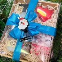 Косметический подарочный набор "АМАЛФЕЯ": Цвет: https://www.grekoliva.ru/gift-baskets/3979-cometics-set-amalfeya.html
Небольшой набор греческой косметики "АМАЛФЕЯ". В состав набора входят 2 косметических средства: 1. Жидкое мыло для рук с ароматом кокоса, 500мл. 2. Оливковое мыло с молоком ослицы и цветками гибискуса Knossos, 100г.   Набор упакован в картонную коробку с прозрачной крышкой с наполнителем, нарядными весенними лентами.   *Декор может варьироваться в зависимости от наличия украшений на складе.   Вес набора: 0.77 кг.  