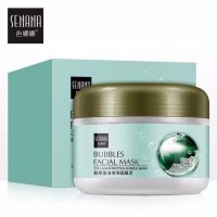 Пузырьковая маска SENANA BUBBLES FACIAL MASK: Цвет: https://www.kosmetichca.ru/product/puzyrkovaya-maska-senana-bubbles-facial-mask/
Глиняная кислородная маска SENANA BUBBLES FACIAL MASK глубоко очищает, вытягивает загрязнения из глубины пор и сужает их. Удаляет следы косметики и ороговевшие клетки кожи, дополнительное увлажняя. Способствует улучшению цвета лица. В основе маски: каолин, угольный порошок, экстракт зеленого чая, лаванды, камелии, коллаген, карбонатная вода, экстракт листьев мяты, розмарина и ромашки. После нанесения на кожу маска начинает образовывать множество мелких пузырьков, превращаясь в густую пену. Способ применения: Нанесите маску на сухую кожу, можно поверх макияжа, избегая области вокруг глаз и губ. Подождите 5 мин, пока маска будет пениться. Затем помассируйте 2 мин, предварительно смочив кожу. Умойтесь теплой водой.