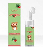 Пенка для умывания с щеточкой с экстрактом арбуза Sersanlove Watermelon Moisturizing Amino Acid Cleansing Mousse 150 ml: Цвет: https://www.kosmetichca.ru/product/penka-dlya-umyvaniya-s-shchetochkoy-s-ekstraktom-arbuza-sersanlove-watermelon-moisturizing-amino-acid-cleansing-mousse-150-ml/
Пенка для умывания SERSANLOVE мягко и нежно очищает и увлажняет кожу лица делая ее невероятно нежной. Средство способствует природному оздоровлению и омоложению кожи. SERSALOVE содержит аминокислоты, поэтому легко, быстро и очень аккуратно очищает кожу от загрязнений и макияжа, сужает поры, помогает нормализовать себорегуляцию, повышает тонус кожи, придает свежесть и бархатистую матовость. Экстракт персика оказывает увлажняющее, питательное, витаминизирующее действие. Арбуз глубоко увлажняет, стимулирует синтез коллагена, тонизирует, освежает, предотвращая дряблость и сухость кожи. Виноград омолаживает кожу и сужает поры, подтягивает кожу. Различные растительные эссенции, поглощающие избыток жира для сохранения водного баланса масла. Авокадо обеспечивает бережный уходя для чувствительной кожи.