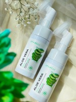 Пенка для умывания с щеточкой с экстрактом Алоэ Вера Sparcli Aloe Vera 120 ml: Цвет: https://www.kosmetichca.ru/product/penka-dlya-umyvaniya-s-shchetochkoy-s-ekstraktom-aloe-vera-sparcli-aloe-vera-120-ml/
Пенка для умывания со щеткой с алоэ вера качественно очищает кожу лица от косметики и загрязнений не вызывая раздражения Действие увлажняющей пенки для умывания предотвращает разрушение гидролипидного слоя сохраняет кислотно-щелочной баланс повышает защитные свойства кожи, умывание лица пенкой восстанавливает свойства кожи предотвращает преждевременное старение дарит ощущение свежести улучшает цвет лица увлажняет кожу не оставляя чувства стянутости Волшебная силиконовая щетка имеет эластичные щетинки, благодаря чему не повреждает кожу, мягко массирует, способствует улучшению циркуляции крови, делает кожу гладкой и нежной. Подходит для любого типа кожи. 120мл