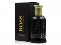 Hugo Boss Boss Bottled Oud, Edp, 100 ml: Цвет: https://www.kosmetichca.ru/product/5197/
Boss Bottled Oud – глубокий, густой, обволакивающий и мистический по своему звучанию мужской восточно-древесный парфюм с бархатистыми пряными акцентами, выпущенный в 2015 году немецким модным брендом Hugo Boss. Аромат является своеобразным подарком всем любителем аромата уда. Считающийся священным на Востоке, уд последнее время начал свое победное шествие и в западной парфюмерии. Однако очень густой, дымно-сладкий аромат, столь популярный на Востоке непривычен для европейцев. Поэтому парфюмерам приходится облегчать его с помощью других ароматических ингредиентов, заставляя звучать более легко и непринужденно, как это принято в европейских парфюмерных традициях. Таким вот ароматом, стоящим одновременно на восточных и европейских традициях, и стал новый парфюм от Хьюго Босс. В нем сладковато-дымный, пряный уд буквально растворяется в бархатистых нотах корицы и горьковато-пряном шафране, будучи дополненным тонким древесно-сливочным аромата светлой древесины.