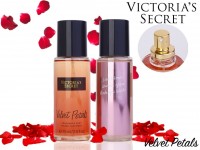 Подарочный набор Victoria's Secret Velvet Petals Fragrance Mist 75 ml Shimmer Mist 75 ml: Цвет: https://www.kosmetichca.ru/product/podarochnyy-nabor-victoria-s-secret-velvet-petals-fragrance-mist-75-ml-shimmer-mist-75-ml/
Подарочный набор спрей-мист Victoria's Secret Velvet Petals, 2 по 75мл Основные ноты: ваниль, яблоко, вишневый цвет Группы: сладкие, фруктовые В набор входит Спрей-мист и Спрей для тела с шиммером Спрей-мист окутывает кожу лёгким и нежным ароматом. Боди-мисты Victoria's Secret стали незаменимыми помощниками в летнюю жару, когда хочется освежиться, обновить аромат в течение дня. Средство не оставляет следов на одежде, быстро улетучиваясь – никакой липкости или тяжести. В состав миста входит компоненты, которые бережно ухаживающий за кожей, оказывают успокаивающее и смягчающее действие. Аромат не надоедает и не оставляет после себя тяжёлый шлейф. Спрей для тела с шиммером нежное увлажнение с эффектом шелкового сияния. Спрей с легкой текстурой, позволяющих вашей коже сиять изнутри, а входящие в состав сияющие микрочастицы создают эффект мерцания и гладкой идеальной кожи с обложки. Обладает легкой не липкой консистенцией с нежным ароматом.