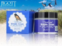 Крем для лица Jigott Bird’S Nest Wrinkle Cream 70 ml: Цвет: https://www.kosmetichca.ru/product/krem-dlya-litsa-jigott-bird-s-nest-wrinkle-cream-70-ml/
Jigott Bird’S Nest Wrinkle Cream - это питательный крем для лица с экстрактом птичьего гнезда. Он разглаживает и подтягивает кожу, обогащает её влагой и витаминами, устраняет признаки шелушения, сокращает морщины и замедляет увядание кожи. Активные ингредиенты Экстракт птичьего гнезда. Крем содержит экстракт гнезда стрижа-салангана, который представляет собой частицы икринок, водорослей, ракушек, моллюсков и других морских обитателей. Эти вещества восстанавливают и питают кожу, стимулируют метаболические и регенеративные процессы, улучшают здоровье дермы и пробуждают иммунитет. Ниацинамид. Этот компонент борется с различными несовершенствами кожи, осветляет пигментации, уменьшает сальность кожи, пробуждает иммунитет и снижает восприимчивость тканей к негативным внешним воздействиям. Экстракт алоэ. Алоэ заживляет кожу, разглаживает её, улучшает метаболизм, выводит шлаки, способствует снятию воспалений и раздражений. Аденозин. Аденозин разглаживает морщины, уменьшает дряблость, повышает эластичность и гладкость дермы. Вытяжка зелёного чая. Зелёный чай тонизирует и пробуждает кожу, освежает её и оберегает от агрессивной атаки свободных радикалов кислорода. Преимущества использования Оздоровительный эффект. Крем нейтрализует избыточную жирность, поддерживает оптимальный уровень гидратации, нормализует микрофлору, блокирует размножение микробов, придаёт лицу матовость и ухоженность. Восстанавливающий эффект. Крем помогает быстро оживить уставшую, сухую и тусклую кожу. Он заряжает ткани энергией, насыщает витаминами и кислородом, снимает усталость, напряжение, стресс, отёчность и чувство дискомфорта. Разглаживающий эффект. Крем уменьшает морщины, заполняет все пустоты и неровности, подтягивает кожу, разглаживает её, активизирует выработку естественного эластина, способствует повышению упругости и гладкости дермы. Форма выпуска Крем выпускается в округлой баночке с синим оформлением. Средство защищено пластиковой мембраной и помещено в картонную коробку с изображением птички. Объём продукта - 70 мл. Способ применения Возьмите небольшое количество крема и равномерно распределите его по лицу. Втирайте средство в кожу до полного впитывания. СОСТАВ Вода, минеральное масло, глицерин, ниацинамид, пропиленгликоль, полисорбат 60, глицерилстеарат SE, стеариновая кислота, цетеариловый спирт, глицерилстеарат, диметикон, сорбитан сесквиолеат, триэтаноламин, карбомер, феноксиэтанол, метилпарабен, ароматизатор, ксантановая камедь, аллантоин, аденозин, Экстракт ласточкиного гнезда, экстракт листьев алоэ барбаденсиса, экстракт листьев зеленого чая.