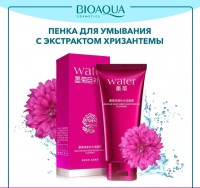 Пенка для умывания с экстрактом мексиканской хризантемы Bioaqua Mexican Daisy Deep Moisturizing Cleanser 100g: Цвет: https://www.kosmetichca.ru/product/penka-dlya-umyvaniya-s-ekstraktom-meksikanskoy-khrizantemy-bioaqua-mexican-daisy-deep-moisturizing-cleanser-100g/
BioAqua Mexican Daisy Deep Moisturizing Cleanser — это деликатная очищающая пенка с экстрактом чёрной хризантемы. Она эффективно выводит загрязнения из глубоких слоёв кожи, вытягивает токсины и сужает расширенные поры. Активные ингредиенты Глицерин. Этот компонент насыщает клетки молекулами воды, нормализуя гидробаланс и препятствуя испарению влаги. Комплекс жирных кислот. Пенка содержит стеариновую, миристиновую, лауриновую и другие жирные кислоты, которые очищают и смягчают кожу, нормализуют гидробаланс и оберегают от неблагоприятных внешних факторов. Экстракт чёрной хризантемы. Хризантема активно используется в традиционной восточной медицине, так как считается там эликсиром жизни. В её составе содержится множество биоактивных веществ, которые оздоравливают и омолаживают кожу, помогая улучшить её общее состояние и замедлить проявление возрастных изменений. Экстракт алоэ. Алоэ увлажняет, оздоравливает и подтягивает кожу, ускоряет заживление повреждений, стимулирует регенеративные и метаболические процессы, активизирует размножение фибропластов и замедляет процесс старения. Экстракт дрожжей. Этот натуральный компонент играет роль мощного антиоксиданта и активатора обменных процессов. Оно выводит токсины и шлаки, улучшает метаболизм, нейтрализует избыточную жирность, успокаивает раздражения и сужает поры. Преимущества использования Мягкое очищение. Пенка мягко растворяет все загрязнения, деликатно очищая кожу и не повреждая её поверхность. Матирование. Средство помогает устранить излишний жир, нормализовать выделение подкожного сала, сузить расширенные поры, улучшить рельеф лица, сделать кожу более матовой и ухоженной. Оздоровление. Пенка помогает укрепить клеточный иммунитет, успокоить раздражения, ускорить заживление повреждений, улучшить кровообращение, сделать цвет лица более ярким и насыщенным. Форма выпуска Пенка выпускается в стильном розовом тюбике с премиальным оформлением. Средство закрыто крышкой флип-топ и упаковано в картонную коробку. Объём продукта — 100 мл. Способ применения Выдавите на руки немного пенки и нанесите на влажную кожу. Распределяйте средство по лицу массажными движениями, удаляя все загрязнения и прочищая поры. Остатки пены смойте водой. Используйте продукт ежедневно во время вечернего и утреннего умывания.