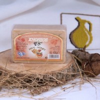 Натуральное оливковое мыло МЕДОВОЕ Knossos, 100г: Цвет: https://www.grekoliva.ru/olive-soap-knossos/54-knossos-honey-5204634019192.html
Натуральное оливковое мыло Knossos МЕДОВОЕ, о.Крит, Греция Традиционное греческое мыло ручной работы на основе оливкового масла подходит для лица, тела и волос. Это мыло не имеет запаха, обладает уникальным успокаивающим действием с мягкими антисептическими свойствами. Это мыло абсолютно гипоаллергенно, оно очищает, освежает и оживляет кожу естественным путем. Натуральная формула оливкового мыла подходит для всех типов кожи.   От производителя Натуральное мыло Knossos изготавливается вручную по старинным рецептам. Благодаря содержанию оливкового масла и отсутствию химических добавок оливковое мыло является самым нежным из широчайшего ассортимента мыла, и именно из него делают мыло для детей. Состав: Оливат натрия, вода, ароматизатор, хлорид натрия, бензил бензоат. Не содержит искусственных красителей и стабилизаторов.     Оливат натрия  - это натриевая соль жирных кислот оливкового масла. Является активным моющим веществом, получаемым путем омыления оливкового масла.   Хлорид натрия  - поваренная соль, получается в процессе омыления оливкового масла.   Бензил бензоат  обладает  акарицидным действием относительно различных видов клещей, включая чесоточные (Acarus scabiei), проявляет противопедикулезную активность. Срок годности : Закрытой упаковки не ограничен.  Открытой упаковки - 12 месяцев. Производитель: BROKOS BROS KNOSSOS LTD, о.Крит, Греция .   Вес: 100 г.   Возможные оптовые скидки: При покупке от 20 шт. -  скидка 20% . Клиентская скидка, скидка по купону и текущая скидка  не суммируются  с оптовой скидкой. Оптовая скидка рассчитывается автоматически, когда необходимое количество товара оказывается в корзине.
