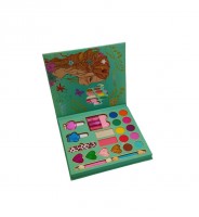 Набор детской косметики IGOODCO Miss Make-Up Set 24 in 1: Цвет: https://www.kosmetichca.ru/product/nabor-detskoy-kosmetiki-igoodco-miss-make-up-set-24-in-1/
Каждая девочка, видя перед собой маму или старшую сестру, невольно желает стать чуточку старше и пользоваться косметикой, красить глаза и губы. Чтобы порадовать малышку, но вместе с тем защитить ее нежную кожу, родители могут приобрести детскую косметику, которая не имеет вредных компонентов в составе и в полной мере удовлетворит потребности ребенка. Представляем вашему вниманию потрясающий гипоаллергенный набор Igoodco С таким набором ваш ребенок будет развивать в себе все базовые знания о макияже и красоте, при этом создавая свой собственный стиль. Набор Igoodco предметов в подарочной коробке станет лучшим подарком для вашего ребенка! Порадуйте его такой прекрасной покупкой, и он обязательно останется довольным. От набора детской косметики IGOODCO: Мисс ваша маленькая модница будет в восторге. Разнообразная палитра цветов не оставит равнодушной ни одну девочку. Набор размещен в красивом стильном пенале на магнитной застежке. Подарите своему ребенку праздник с модным набором косметики от IGOODCO! Состав косметического набора 10 цветов и оттенков теней для век;  2 аппликатора;  Хайлайтер;  Румяна;  4 шиммера;  Пилочка для маникюра;  2 лака для ногтей;  3 блеска для губ;  Зеркало. Состав Парафин, тальк, минеральные масла, вазелин, пчелиный воск