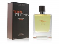 HERMES TERRE D'HERMES EAU INTENSE VETIVER, Edp, 100 ml: Цвет: https://www.kosmetichca.ru/product/5150/
Terre D'Hermes Eau Intense Vetiver — элитная туалетная вода с древесно-цитрусовым ароматом для мужчин, созданная в 2018 году парфюмером Christine Nagel для знаменитого французского парфюмерного бренда Hermes. Превосходный мужской аромат — обновленная версия культового парфюма Hermes Terre D'Hermes с насыщенным глубоким звучанием эфирного масла ветивера и, по словам создателей, «он стал еще более ярким, выпуклым, чувственным и сильным».Парфюмерная композиция построена вокруг сложного древесного аромата ветивера, который обладает пряными, дымными, иногда чуть цитрусовыми, оттенками. Насыщенный аромат ветивера окружен свежими искристыми цитрусовыми нотами бергамота и зеленых сочных акцентов сычуаньского перца.